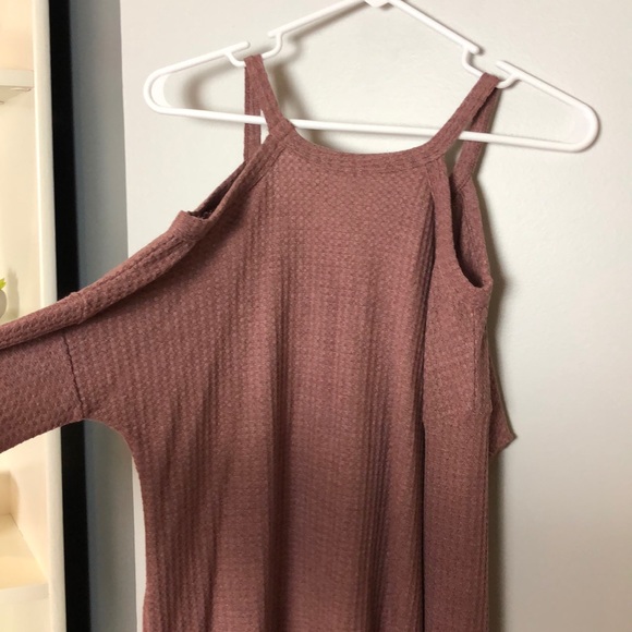 Peek-a-boo shoulder high low top - Picture 3 of 4